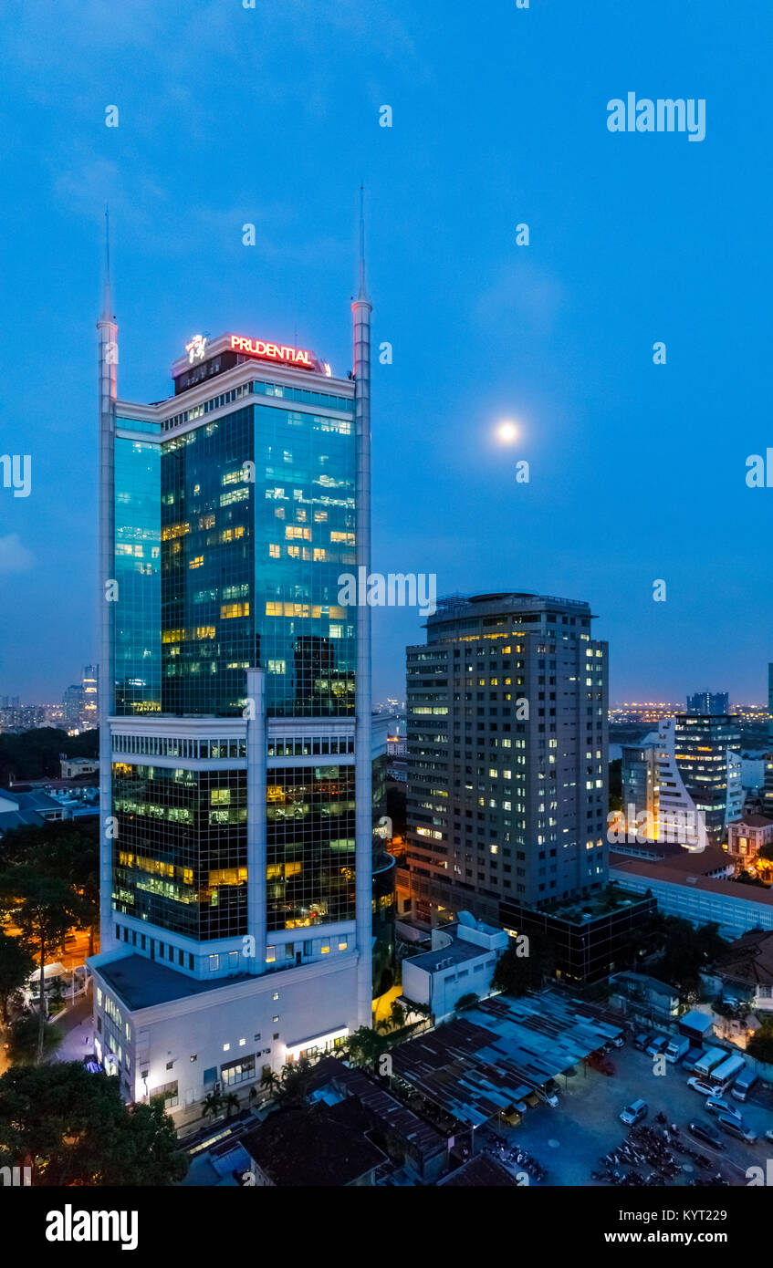 Prudential Tower e notte vista sul centro di Saigon centrale preso dal tetto del Sofitel Saigon Plaza Hotel, Ho Chi Minh City, Vietnam del sud Foto Stock