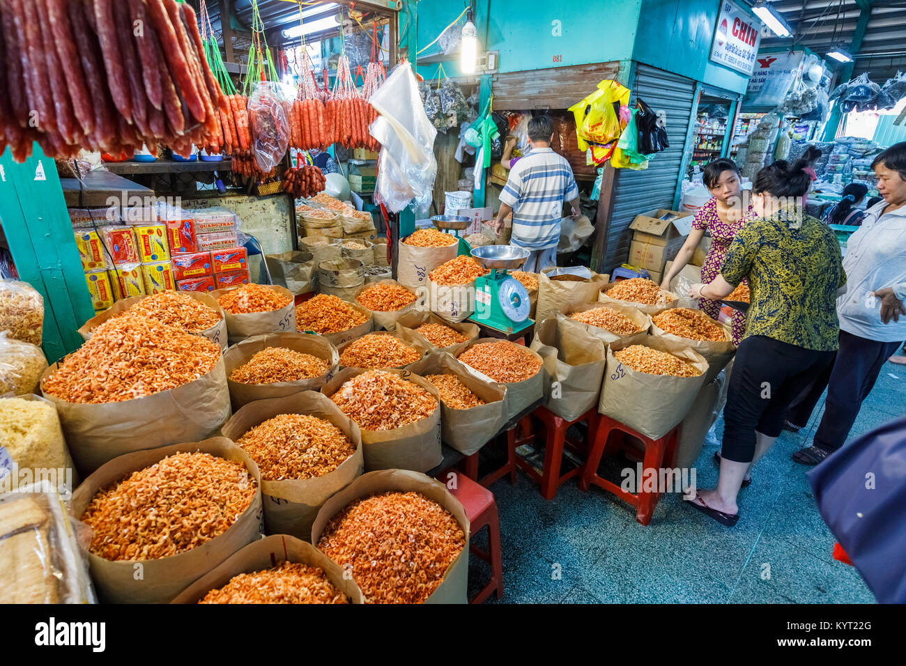 Visualizzazione di stallo affettati e gamberi secchi, Binh Tay o Hoa Binh Mercato, Chinatown (Cholon), District 5, Saigon (Ho Chi Minh City), il sud del Vietnam Foto Stock