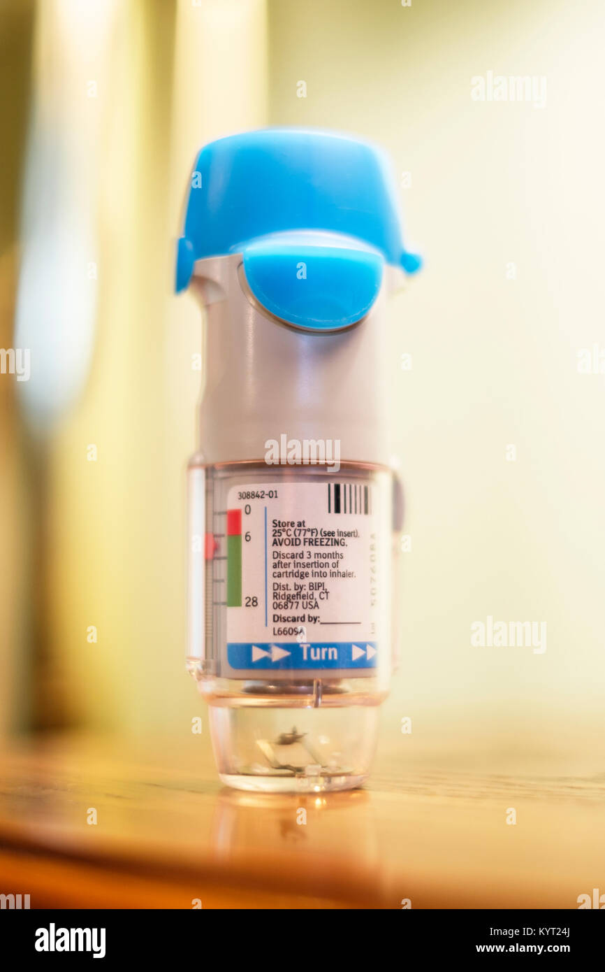 Una fotografia dell'inalatore Spiriva utilizzato per aprire le vie aeree in pazienti con problemi respiratori come asma e BPCO. STATI UNITI. Foto Stock