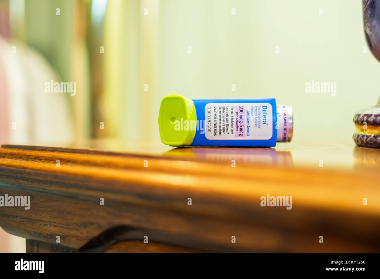 Fotografia dell'inalatore di soccorso Dulera sdraiato su un comodino da camera per il trattamento dell'asma. Oklahoma City, Oklahoma, Stati Uniti. Foto Stock