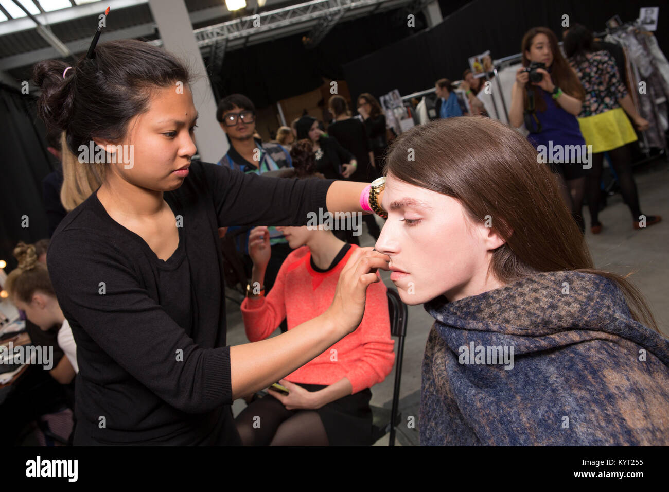 Londra, UK, 31 maggio 2014, Instituto Marangoni / backstage, Graduate Fashion Week 2014 presso la Old Truman Brewery. Mariusz Goslicki/Alamy Foto Stock