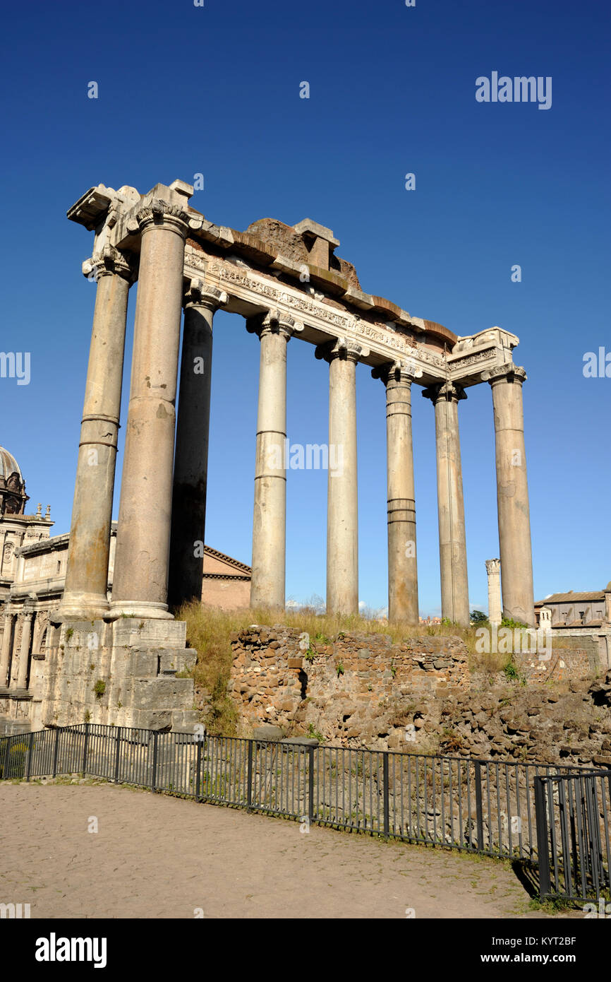 Italia, Roma, foro Romano, tempio di Saturno Foto Stock