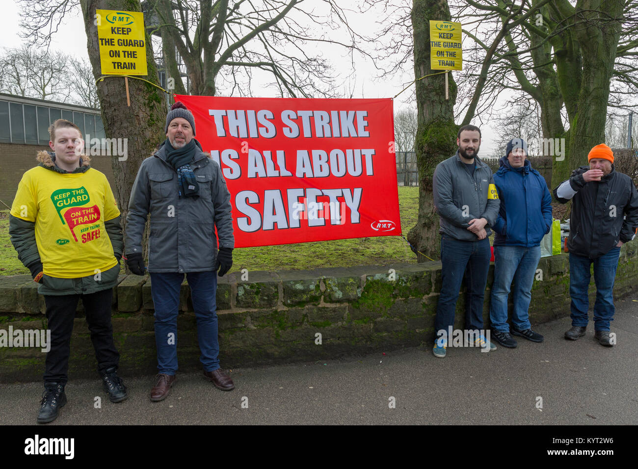 RMT membri in sciopero al di fuori di Skipton stazione ferroviaria. Foto Stock