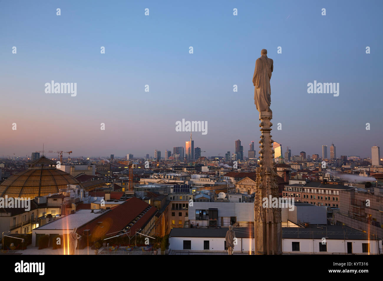 Skyline di Milano con i moderni grattacieli di Porta Nuova, visto dalla parte superiore della cattedrale, Italia Foto Stock