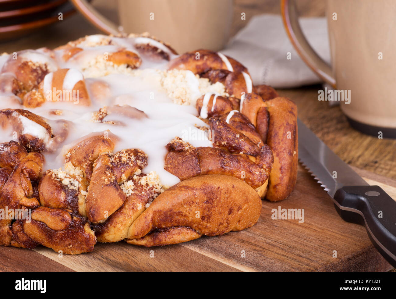 Primo piano della vetrata caffè streusel la torta su un piatto di legno Foto Stock