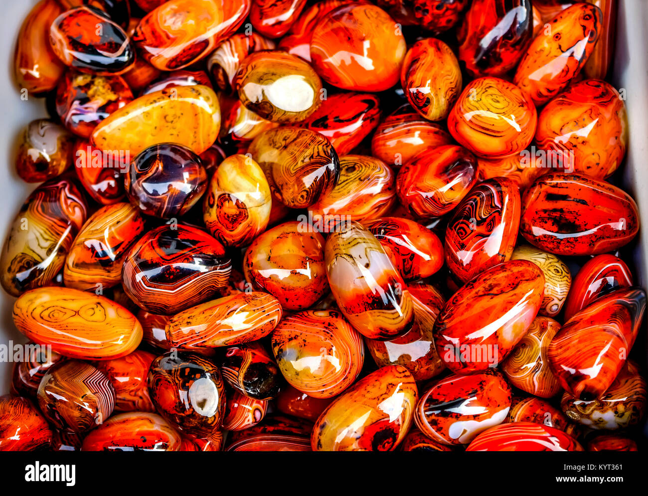 Arancione Marrone Giallo lucido lucido perline di Agata Pietre Pietre Panjuan Mercato delle Pulci Beijing in Cina. Panjuan Collectibles delle pulci Mercato ha molti falsi, repliche e Foto Stock