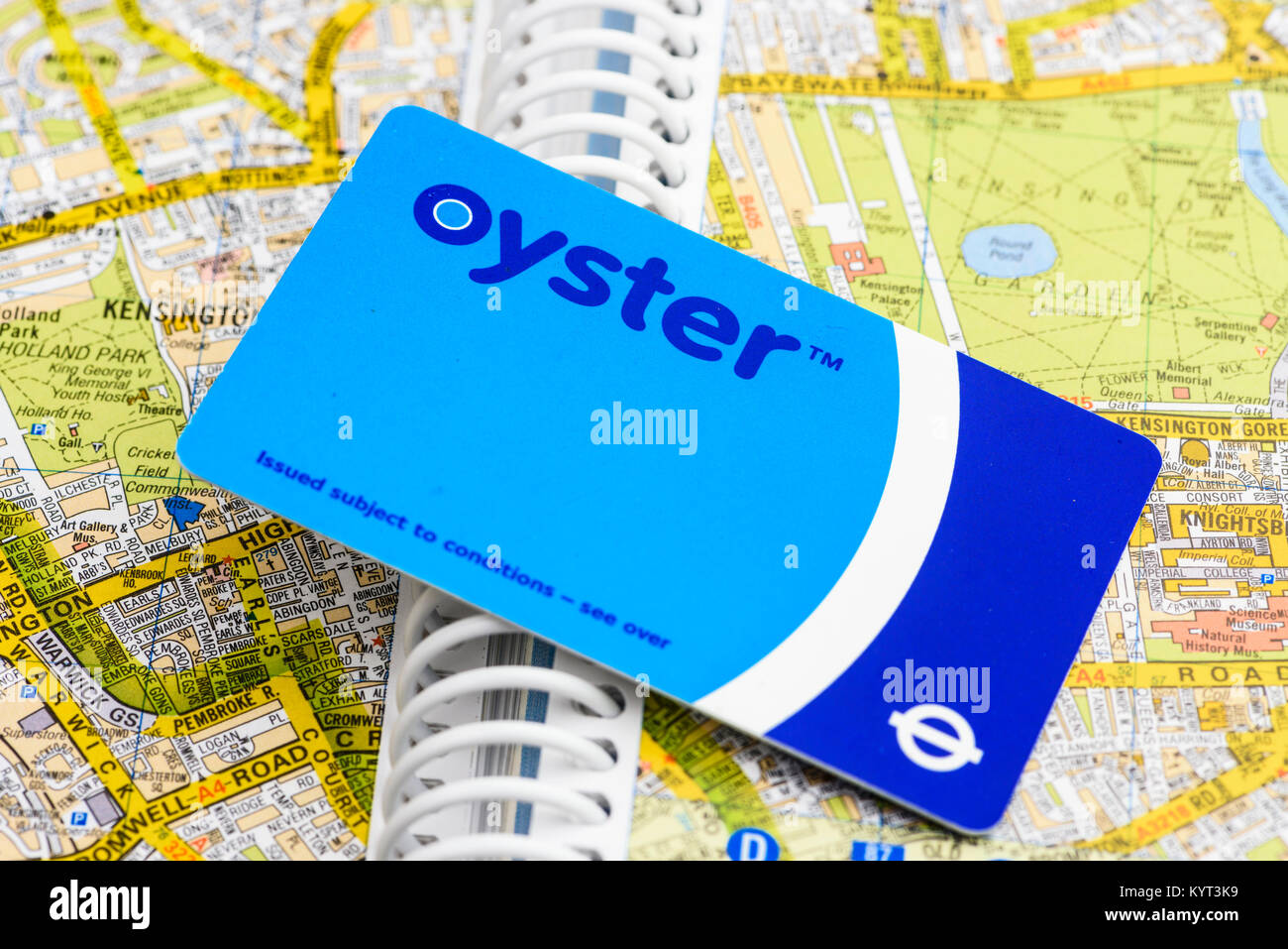 Pagamento Oyster card da trasporto per Londra su una mappa di Londra. Foto Stock