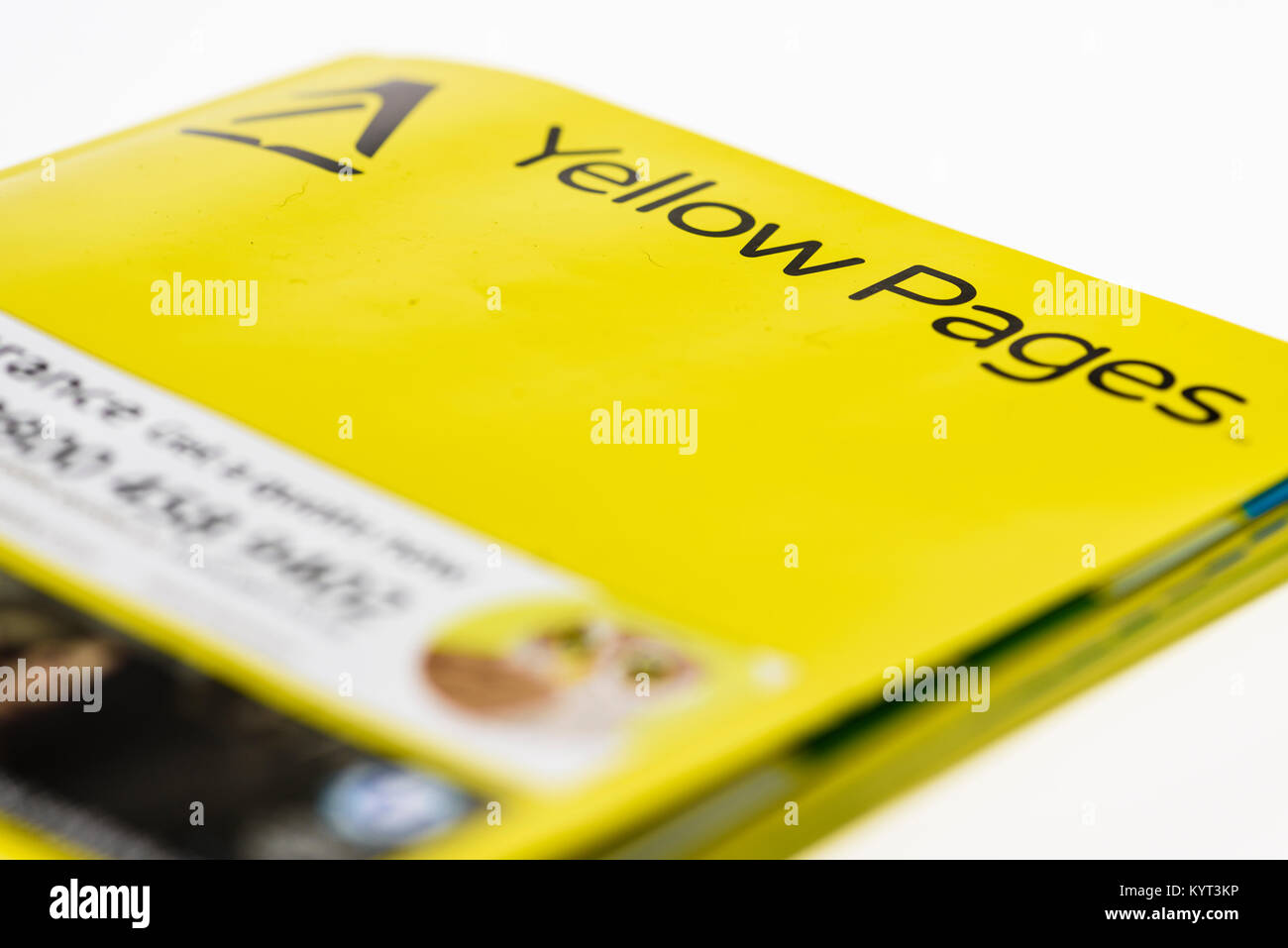 Pagine gialle libro stampato elenco telefonico che viene interrotto. Foto Stock