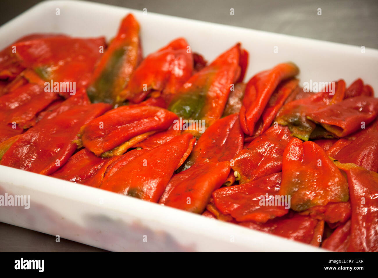 Espelette peperoni essendo preparato per la vendita in una fattoria fuori di Bilbao nei Paesi Baschi spagnoli. Foto Stock