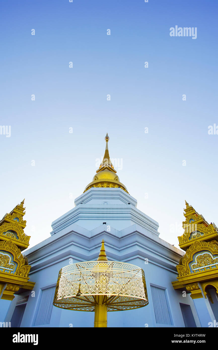 Bellissima pagoda di Wat Phra Thad Santidham tempio in Chiang Rai, Thailandia. Foto Stock