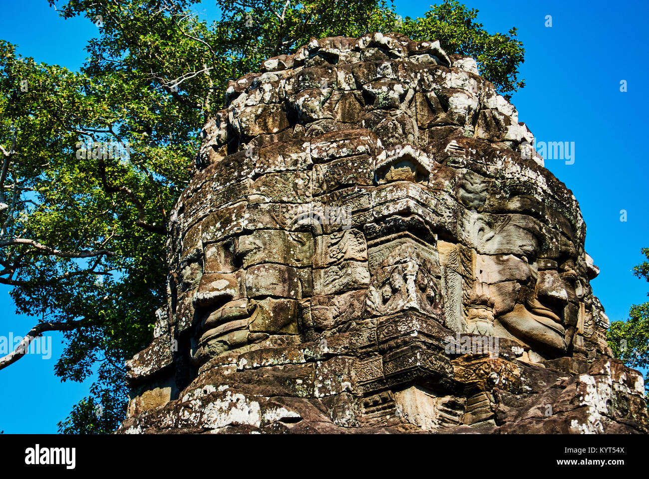 Edificio storico di Angkor Wat Thom Cambogia con sculture di devatas facce di pietra di serenità oceano di latte i templi di Angkor Foto Stock