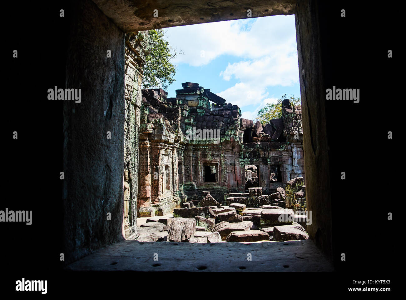 Edificio storico di Angkor Wat Thom Cambogia con sculture di devatas facce di pietra di serenità oceano di latte i templi di Angkor Foto Stock