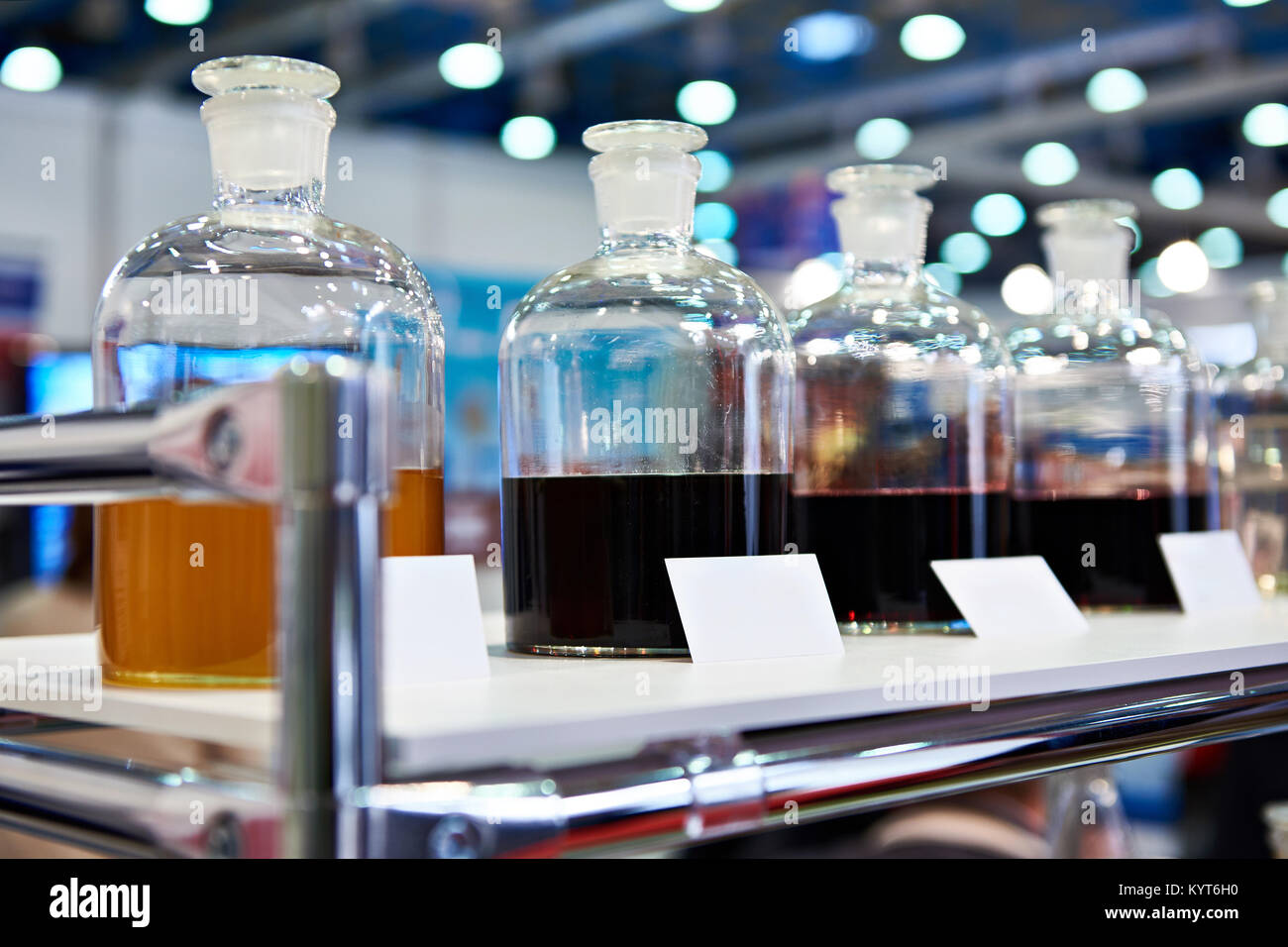 Fluidi chimici su un ripiano in un laboratorio industriale Foto Stock