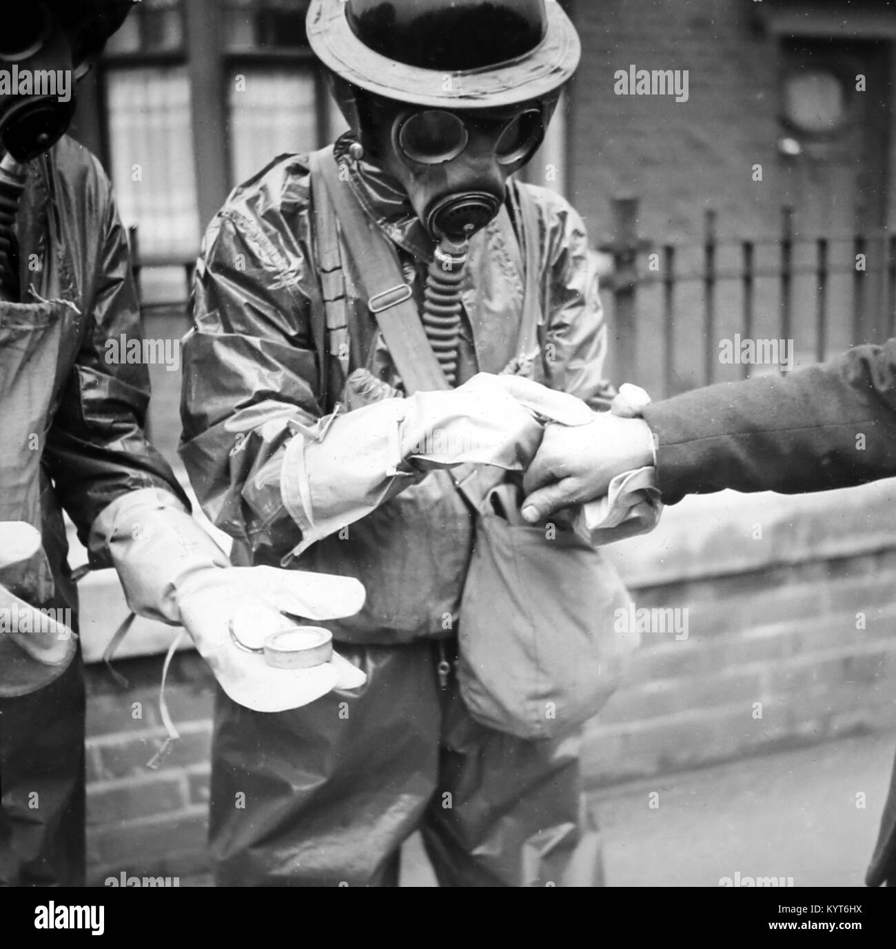 Il trattamento di una persona ferita dopo un attacco di gas, ARP esercizio durante il WW2 Foto Stock