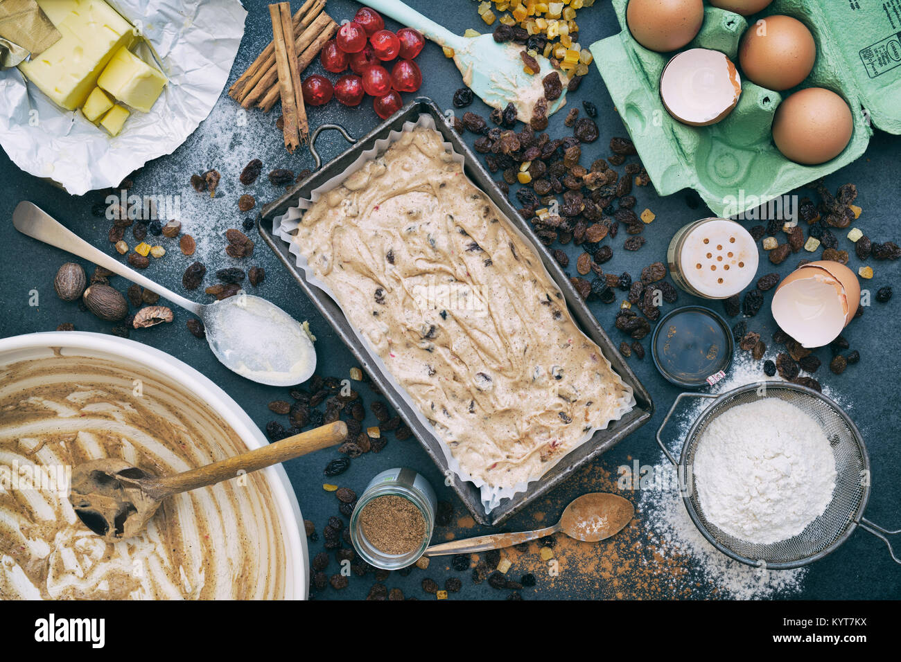 Torta di frutta miscela in una teglia con gli ingredienti di cui sopra. Vintage retrò filtro applicato Foto Stock