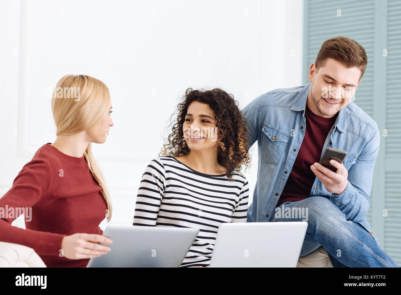 Rilassata persona maschio messaggio di digitazione Foto Stock