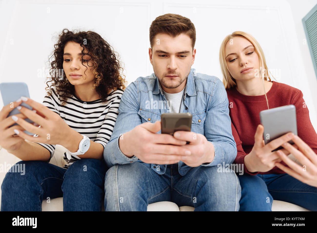 Concentrato di persona maschile messaggio di lettura Foto Stock