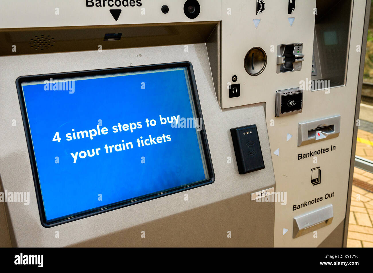 Biglietto del treno per macchina con istruzioni di acquisto su un East Midlands treni piattaforma. Foto Stock