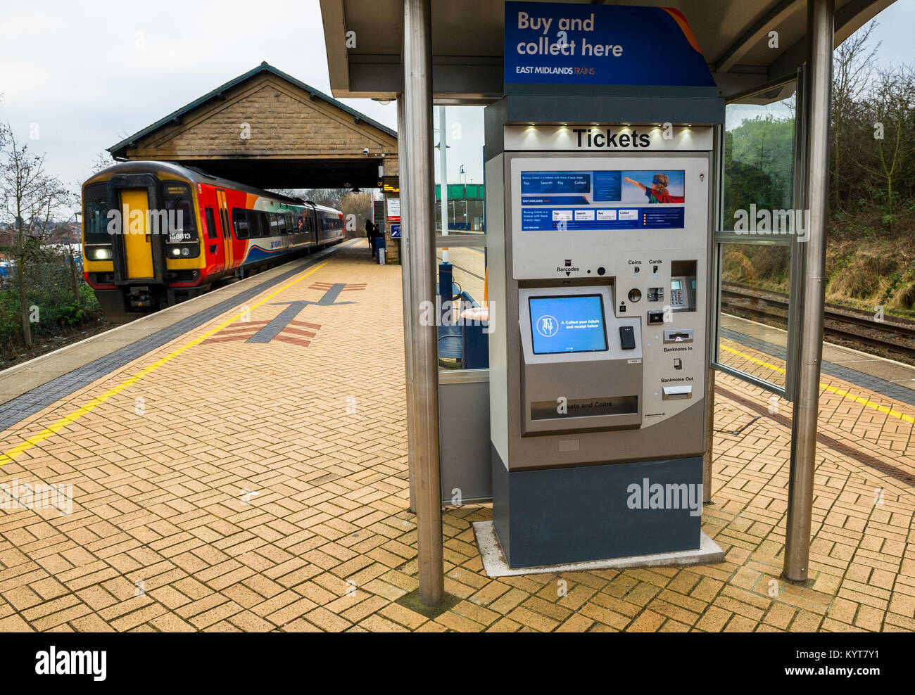 Biglietto del treno macchina su un East Midlands treni piattaforma. Foto Stock
