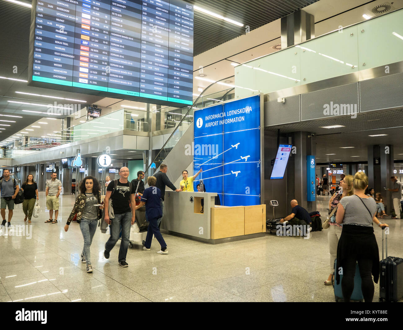 Cracovia in Polonia - 6 Giugno 2017: banco informazioni, passeggeri e una donna che mostra la direzione presso l'aeroporto internazionale di Balice, Cracow Polonia Foto Stock