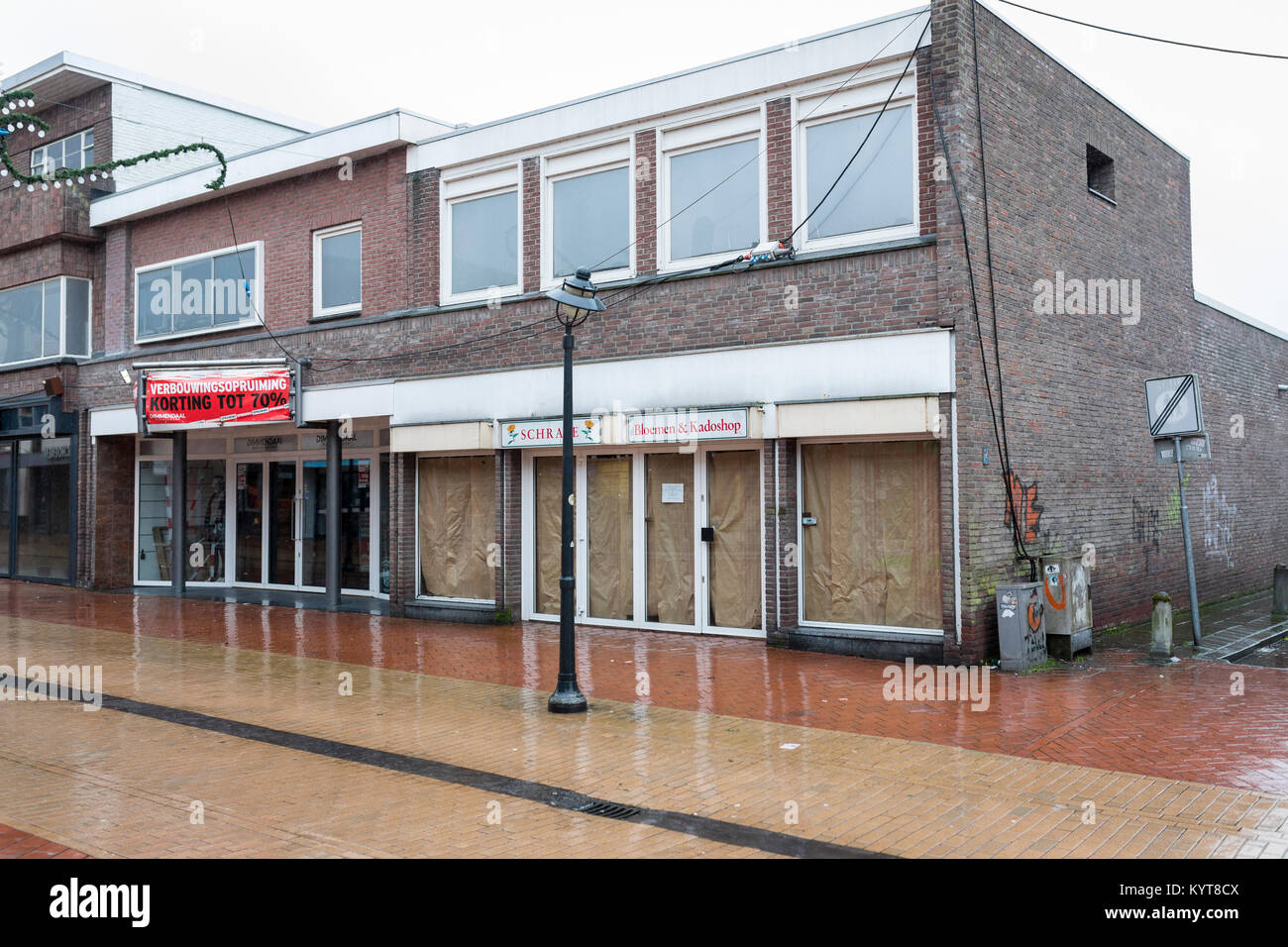 Negozio chiuso nella strada dello shopping interna della città di Coevorden, Paesi Bassi Foto Stock