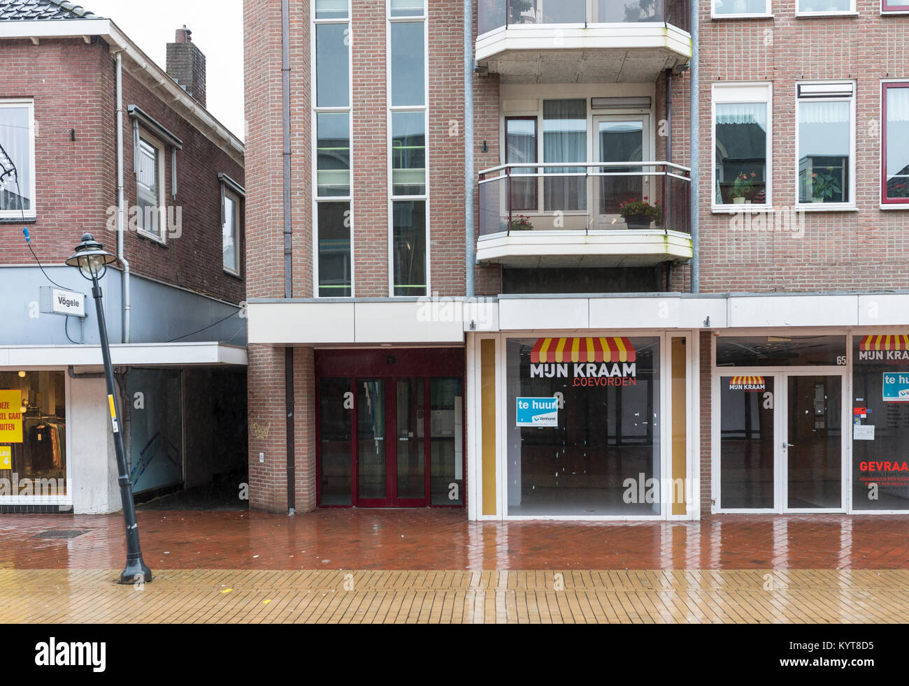 Negozio chiuso nella strada dello shopping interna della città di Coevorden, Paesi Bassi Foto Stock