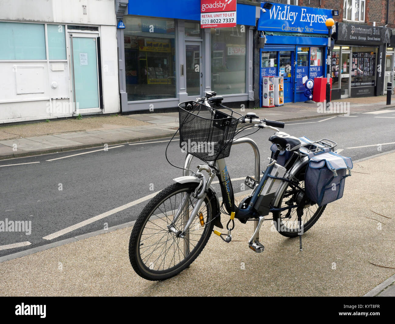 Servosterzo elettrico del pedale sulla bici High Street, Cosham, Hampshire, Inghilterra, Regno Unito Foto Stock
