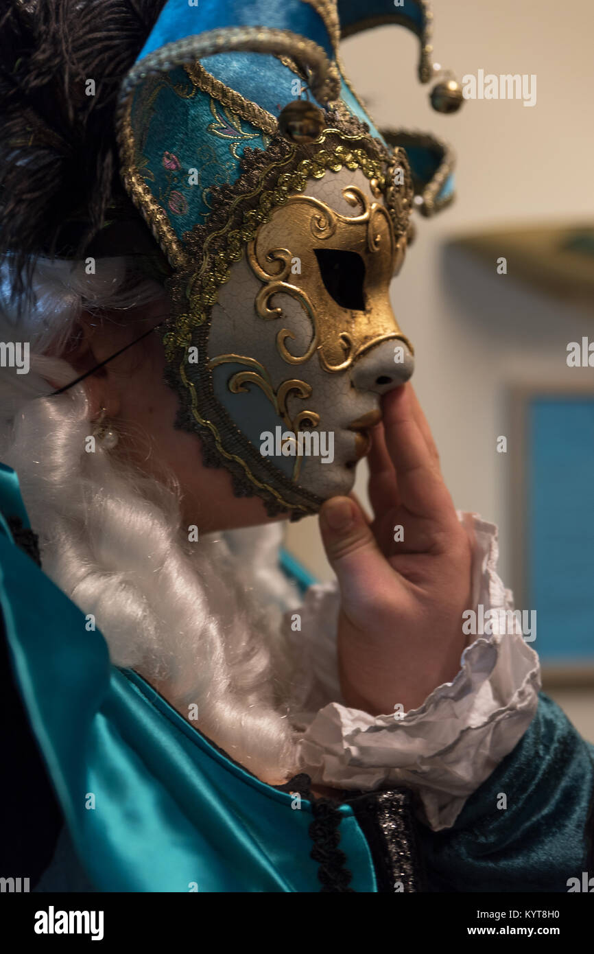 Zärtliche Berührung der venezianischen Maske Foto Stock
