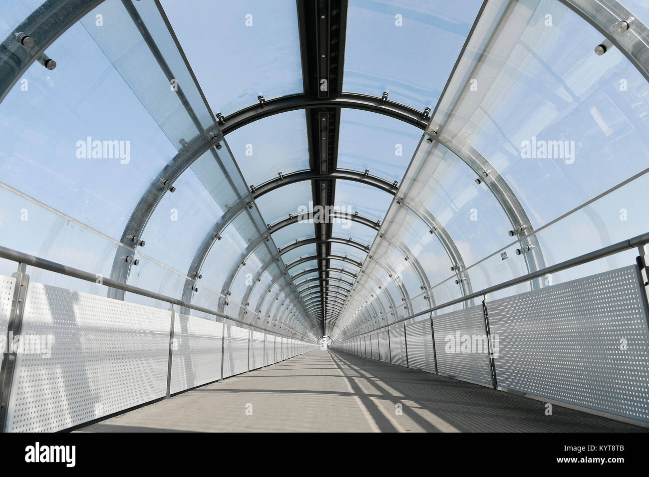 Un tunnel di vetro tubo, tunnel, tubo, stazione ferroviaria, S Bahn, S-Bahn, visitatori Park, Flughafen Besucherpark, MUC, Aeroporto di Monaco di Baviera, Erding, Freising, Foto Stock