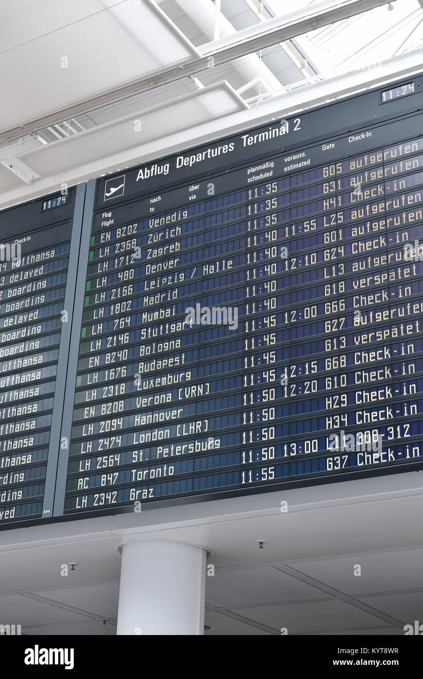 Display, Scoreboard, partenza, diverse destinazioni, città, paesi, Arrivo, ora i numeri di volo, compagnia aerea, il tempo terminale 2, Aeroporto di Monaco di Baviera Foto Stock