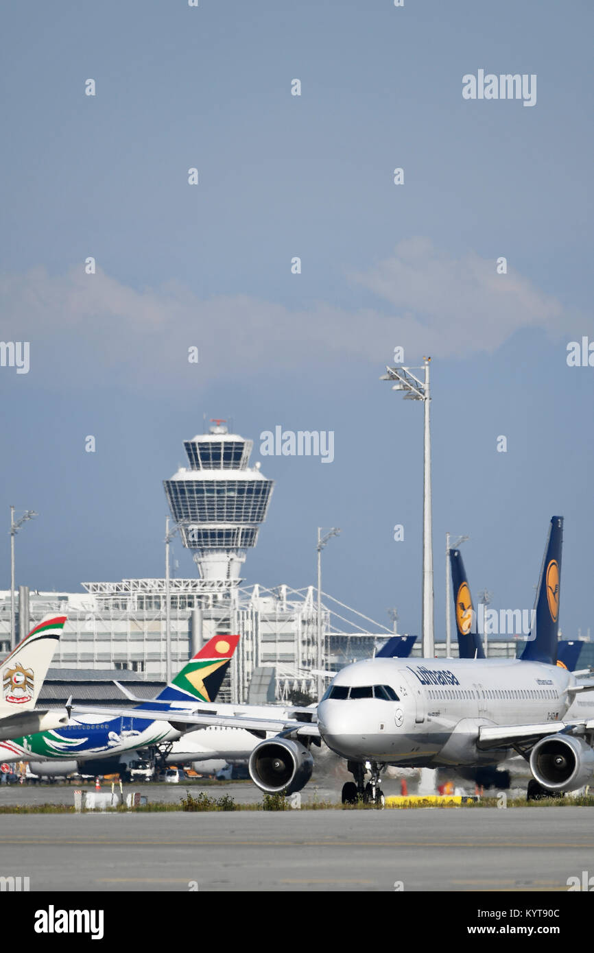 Lufthansa Airbus A320-200, aeromobili, aereo, piano, compagnie aeree, airways, rotolo in, out, Aeroporto di Monaco di Baviera, Foto Stock