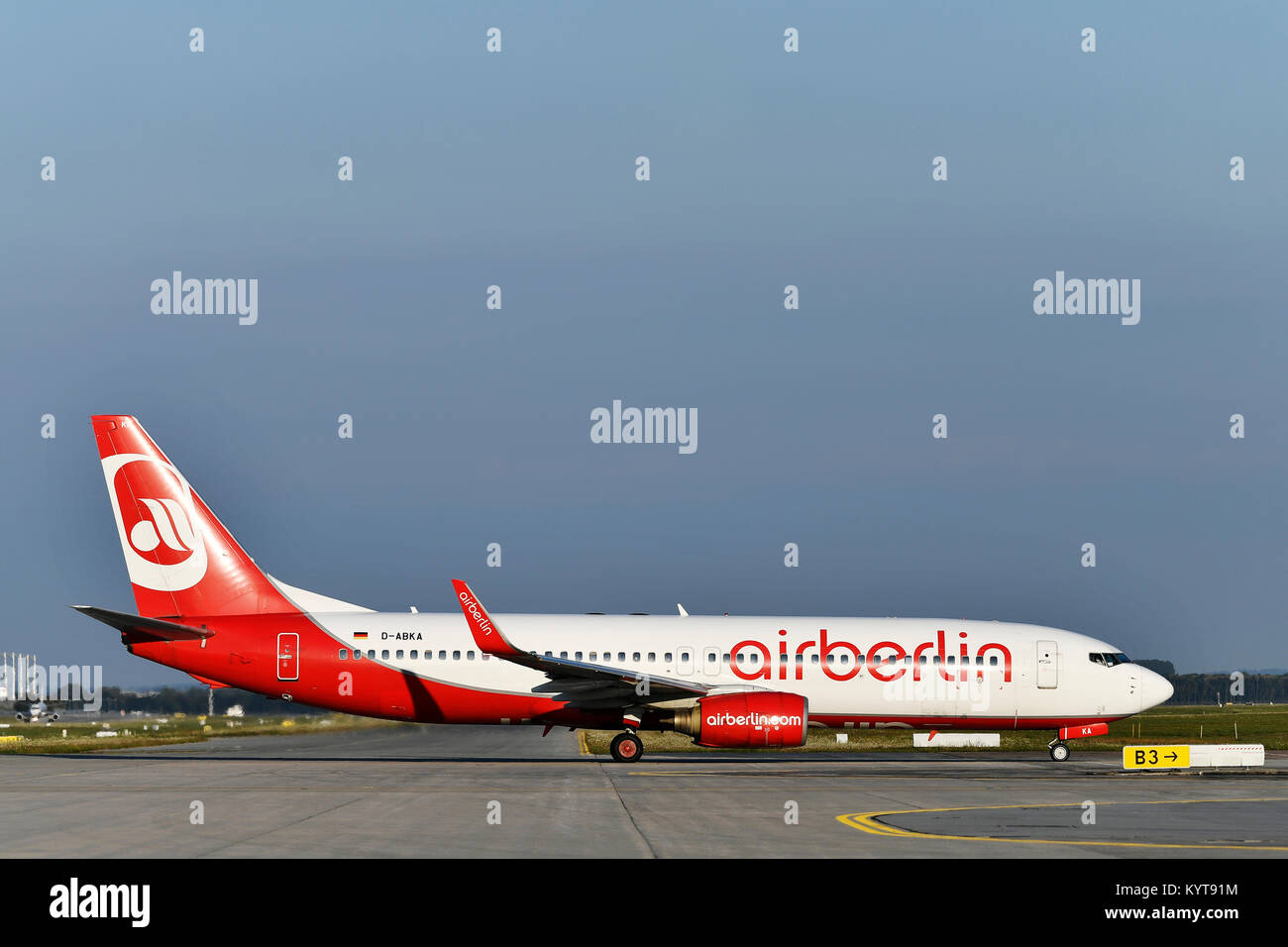 Air Berlin, B737-800: aerei, aereo, piano, compagnie aeree, airways, rotolo in, out, Aeroporto di Monaco di Baviera, Foto Stock