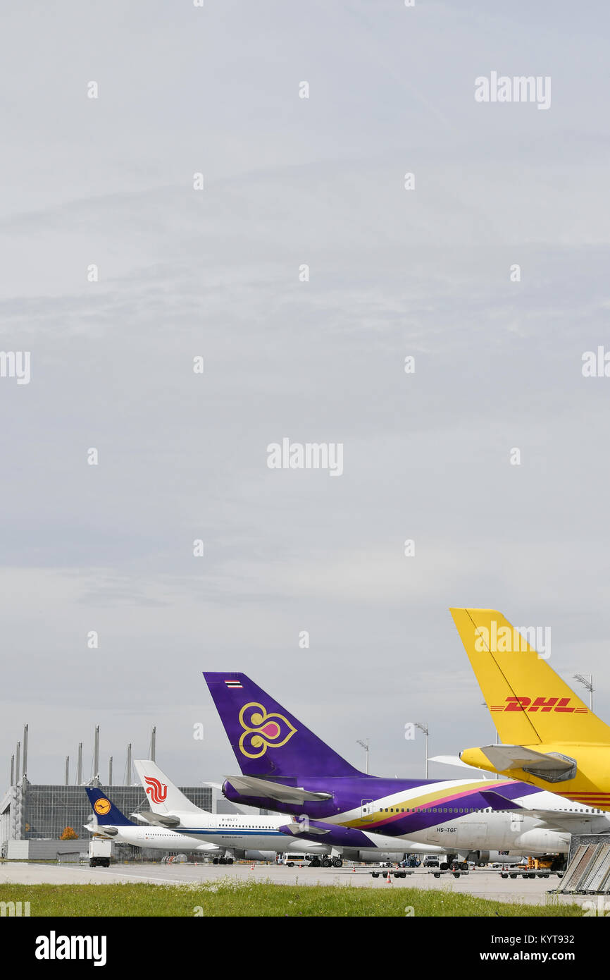 Line up, varie compagnie aeree, aeromobili, aereo, piano, compagnie aeree, airways, rotolo in, out, Aeroporto di Monaco di Baviera, Foto Stock