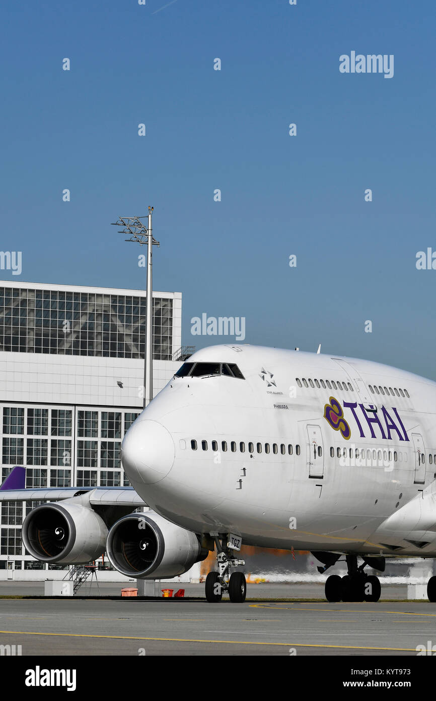 Thai Airways, Boeing B747-400, roll out, di prendere, start, pista, jumbo, Aeroporto di Monaco Foto Stock