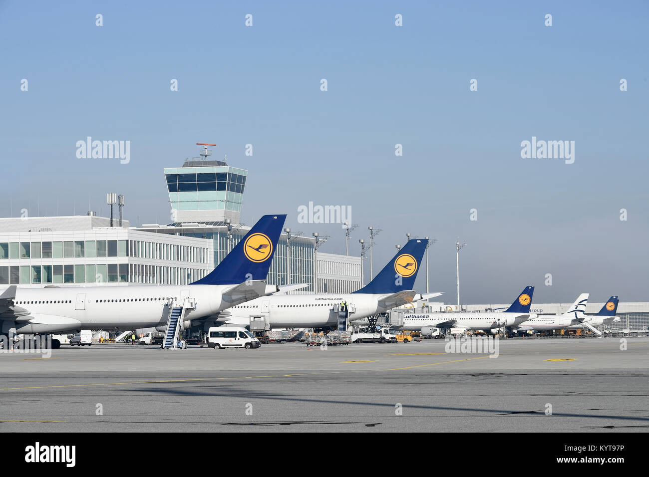 Lufthansa, line up, lineup, varie compagnie aeree, posizione di parcheggio, gioco, satellite, il Terminal 2, aereo, aeroporto di Monaco di Baviera, Foto Stock
