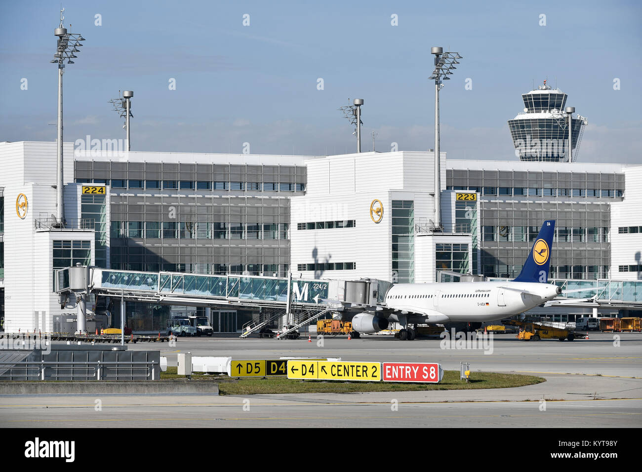 Lufthansa, line up, lineup, posizione di parcheggio, parcheggio, gioco, terminale 2, Torre, aeromobili, aereo, piano, compagnie aeree, Aeroporto di Monaco di Baviera, Foto Stock