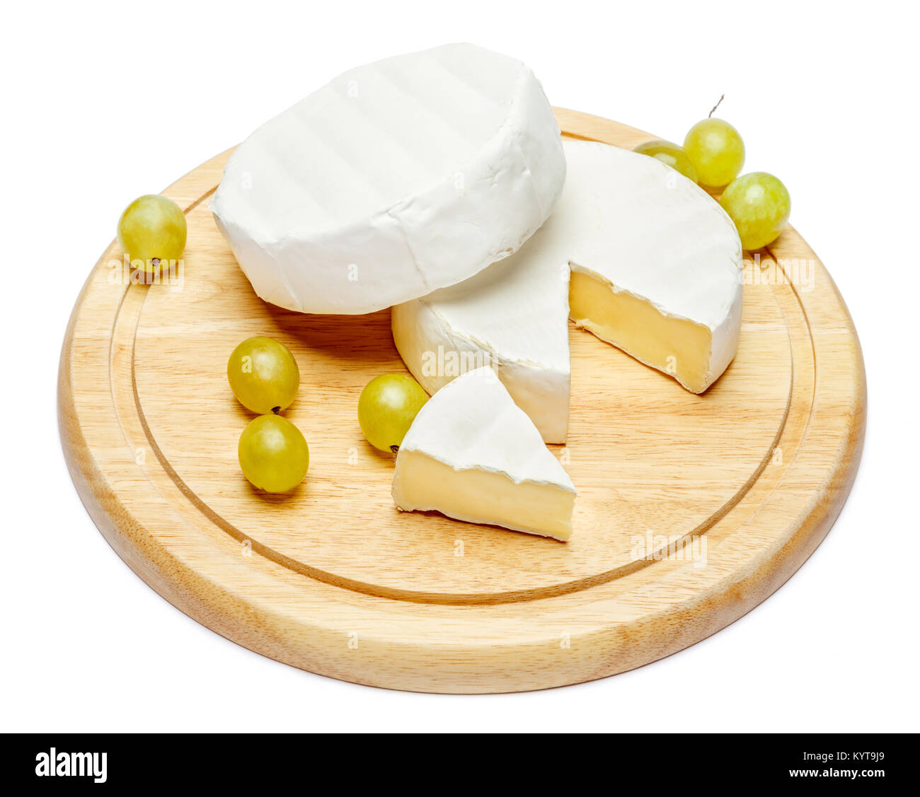 Round brie o formaggio camambert sul tagliere sfondo bianco Foto Stock