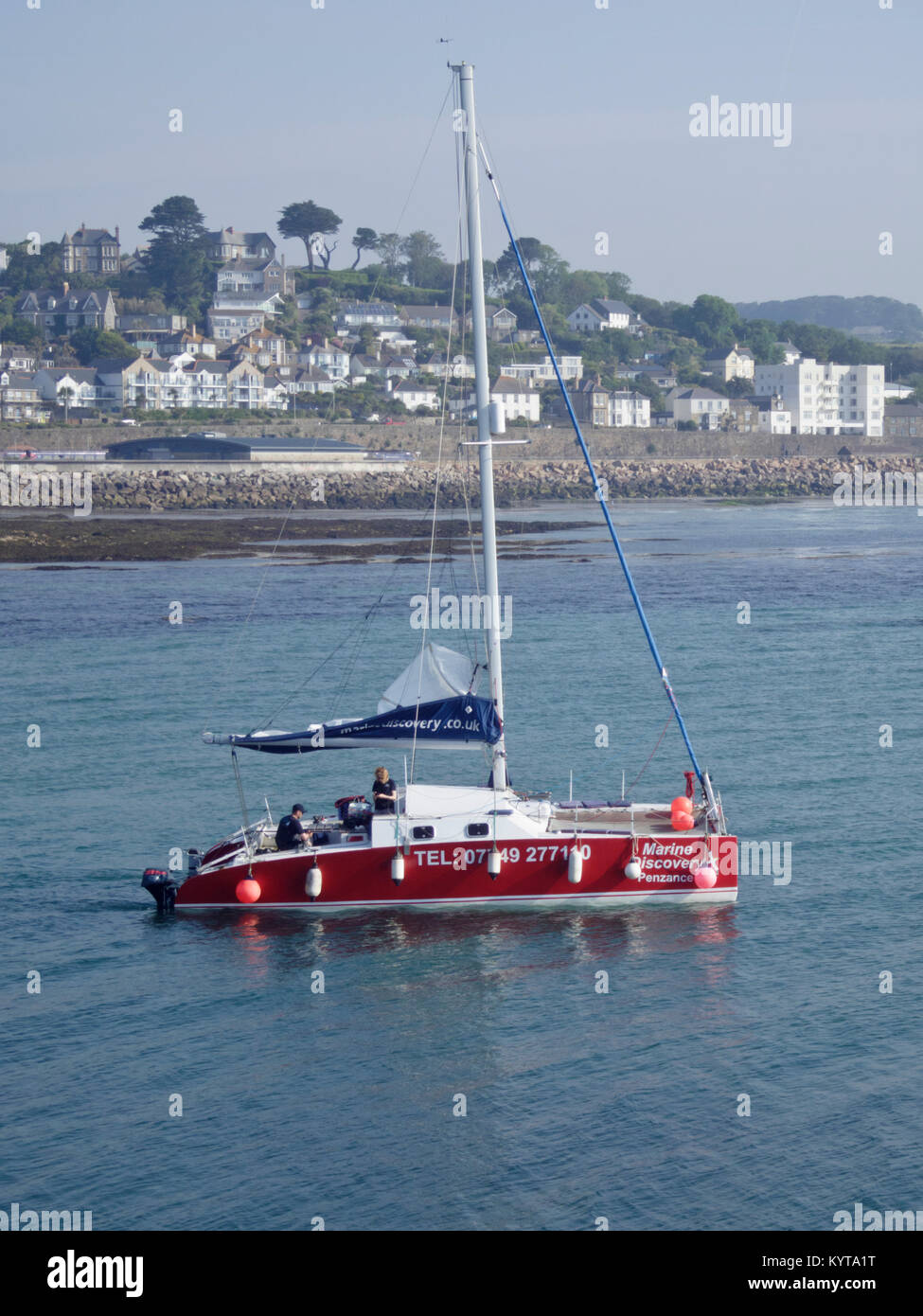 Catamarano a vela in mare, Penzance, Cornwall, Inghilterra, Regno Unito in giugno Foto Stock