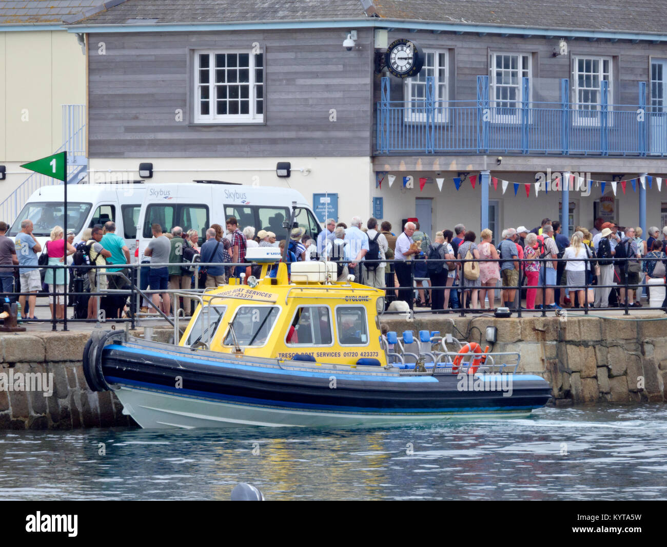Seniors caucasica accodamento in Hugh Town Harbour Quay per imbarcarsi sul traghetto per passeggeri, Hugh Town, St Marys, isole Scilly, Cornwall, Regno Unito Foto Stock