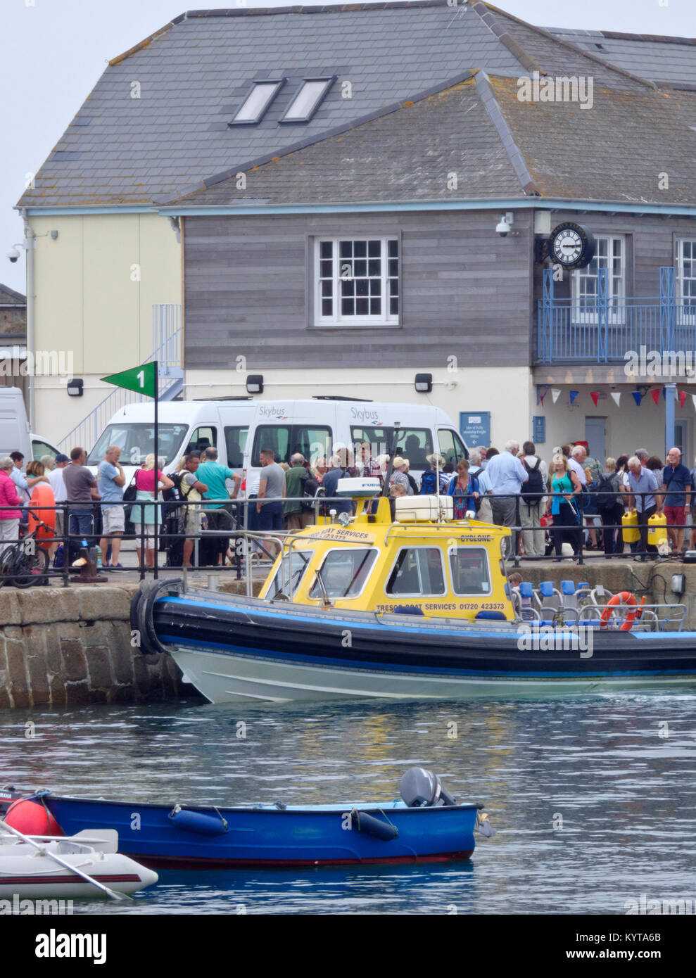 Seniors caucasica accodamento in Hugh Town Harbour Quay per imbarcarsi sul traghetto per passeggeri, Hugh Town, St Marys, isole Scilly, Cornwall, Regno Unito Foto Stock