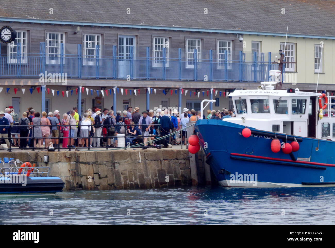 Seniors caucasica accodamento in Hugh Town Harbour Quay per imbarcarsi sul traghetto per passeggeri, Hugh Town, St Marys, isole Scilly, Cornwall, Regno Unito Foto Stock