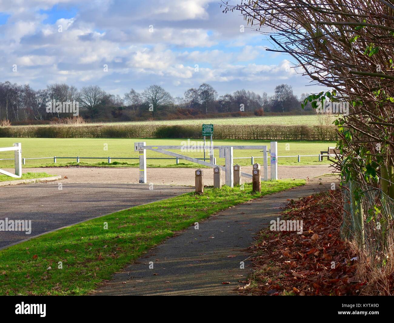 Parcheggio auto per lunghi Strops pubblico aperto lo spazio vuoto su un luminoso per i giorni feriali nel periodo invernale. Kesgrave, Suffolk, Regno Unito. Foto Stock