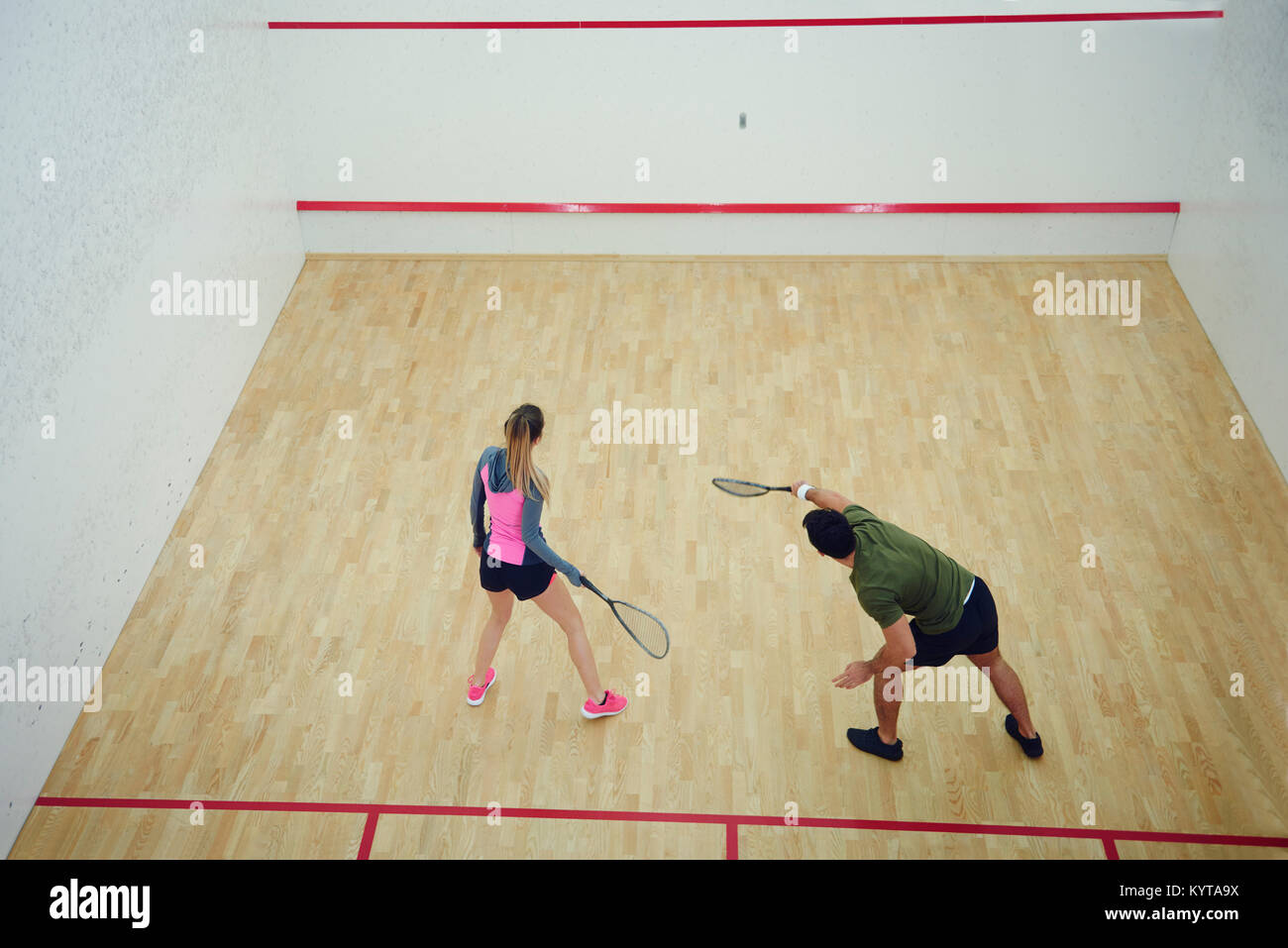 Due amici a giocare a squash insieme Foto Stock