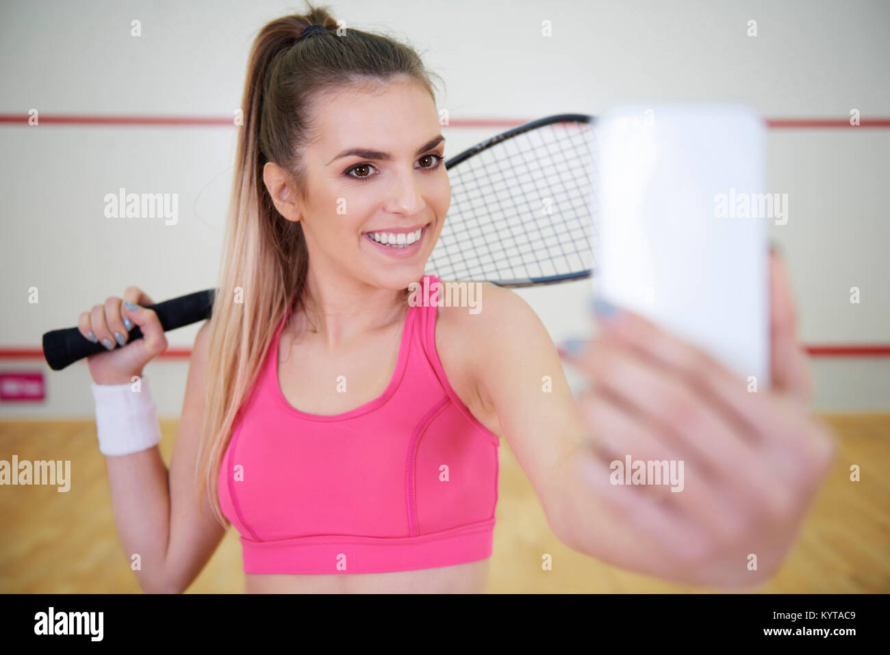 Il giocatore con il cellulare tenendo un selfie su corte Foto Stock
