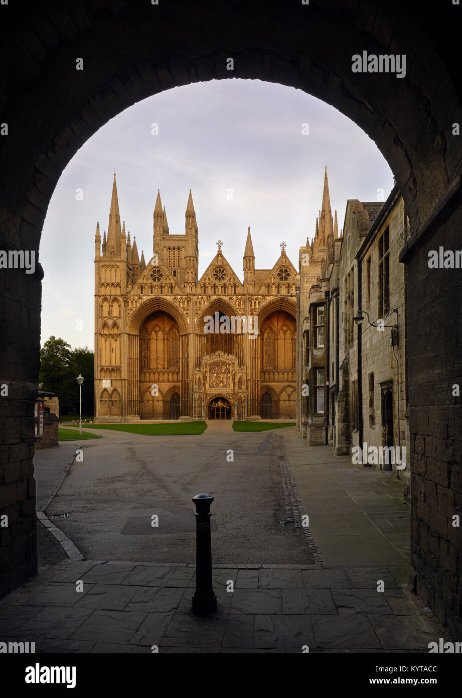 Peterborough Cathedral, serata shot attraverso Gatehouse Foto Stock