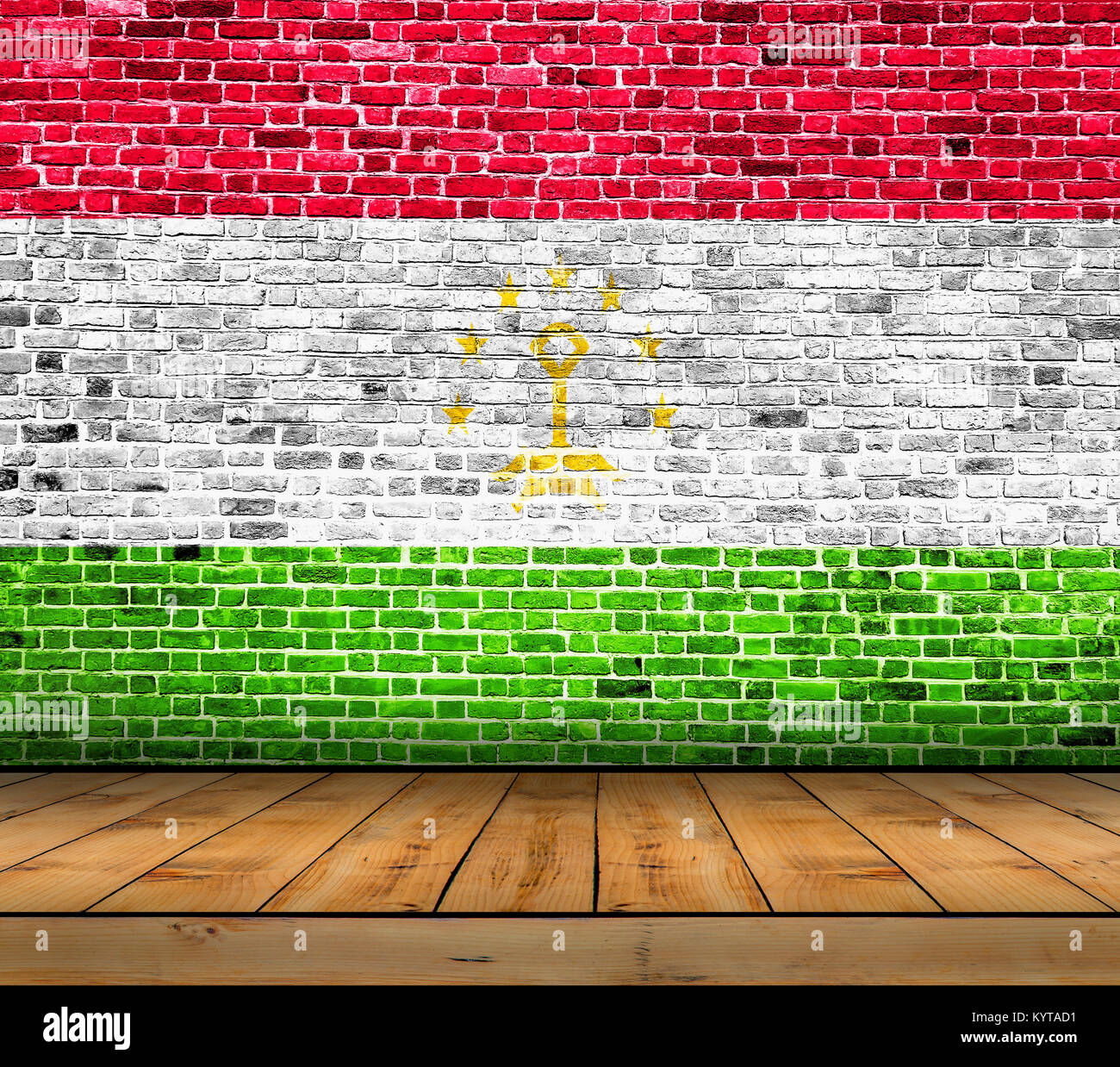 Tagikistan bandiera dipinta su un muro di mattoni con pavimento in legno Foto Stock