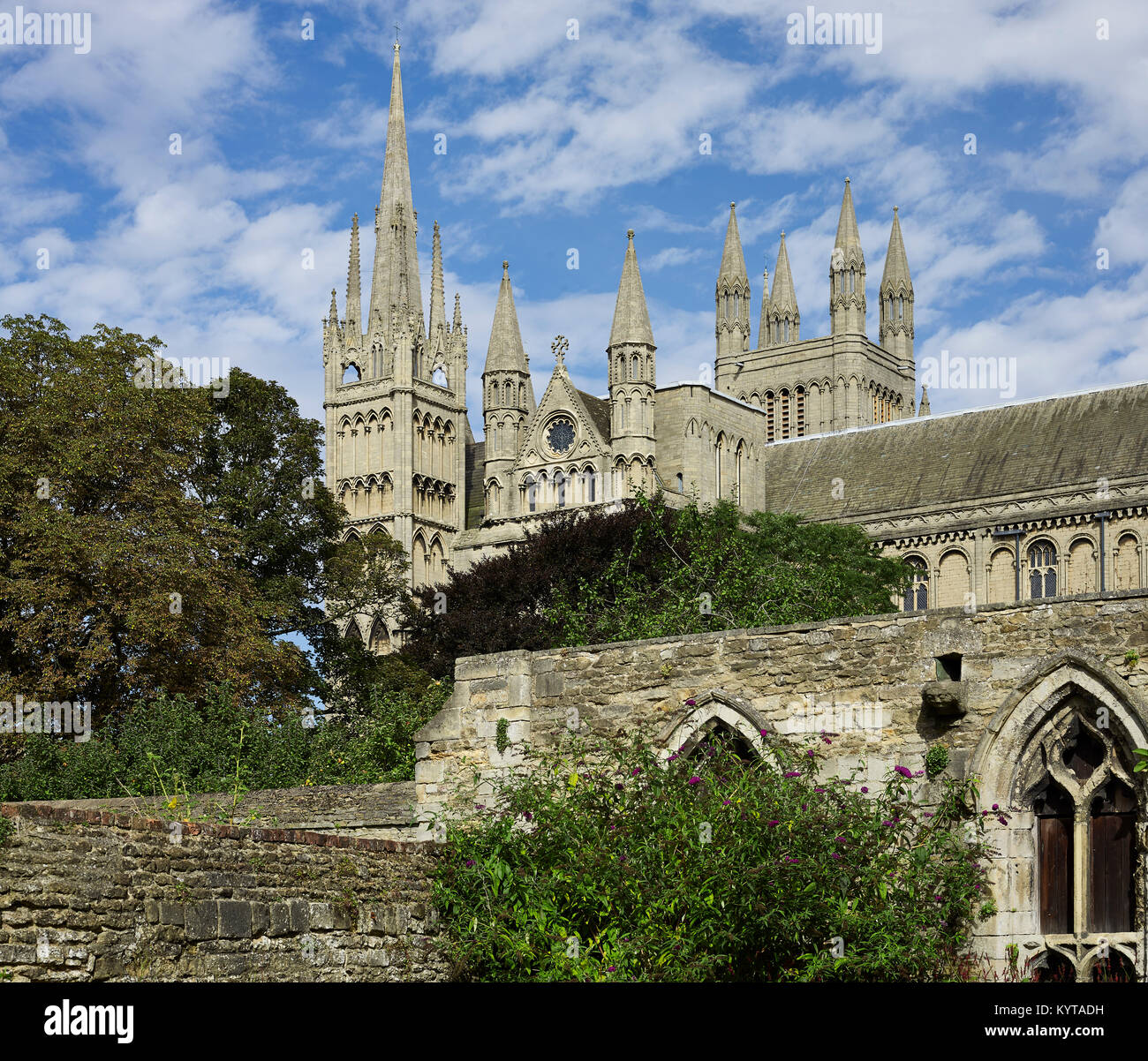 Peterborough Cathedral, west torri visto da sud-ovest Foto Stock