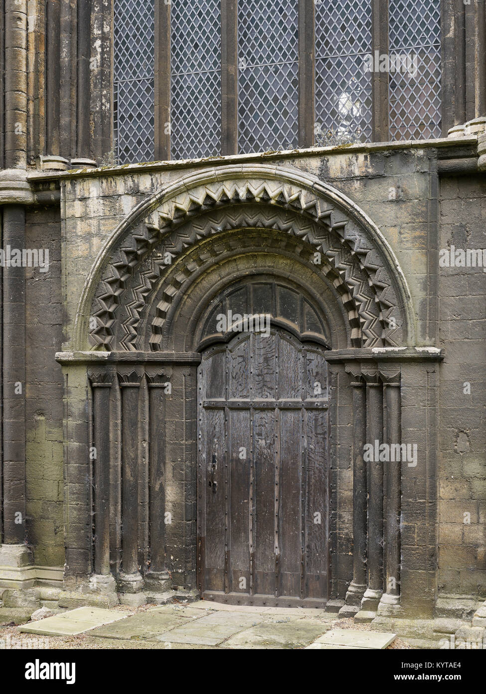 Peterborough Cathedral. Porta nord, con andamento a zig-zag chevron cani decorazione di dente del XII secolo, fine Norman. Foto Stock