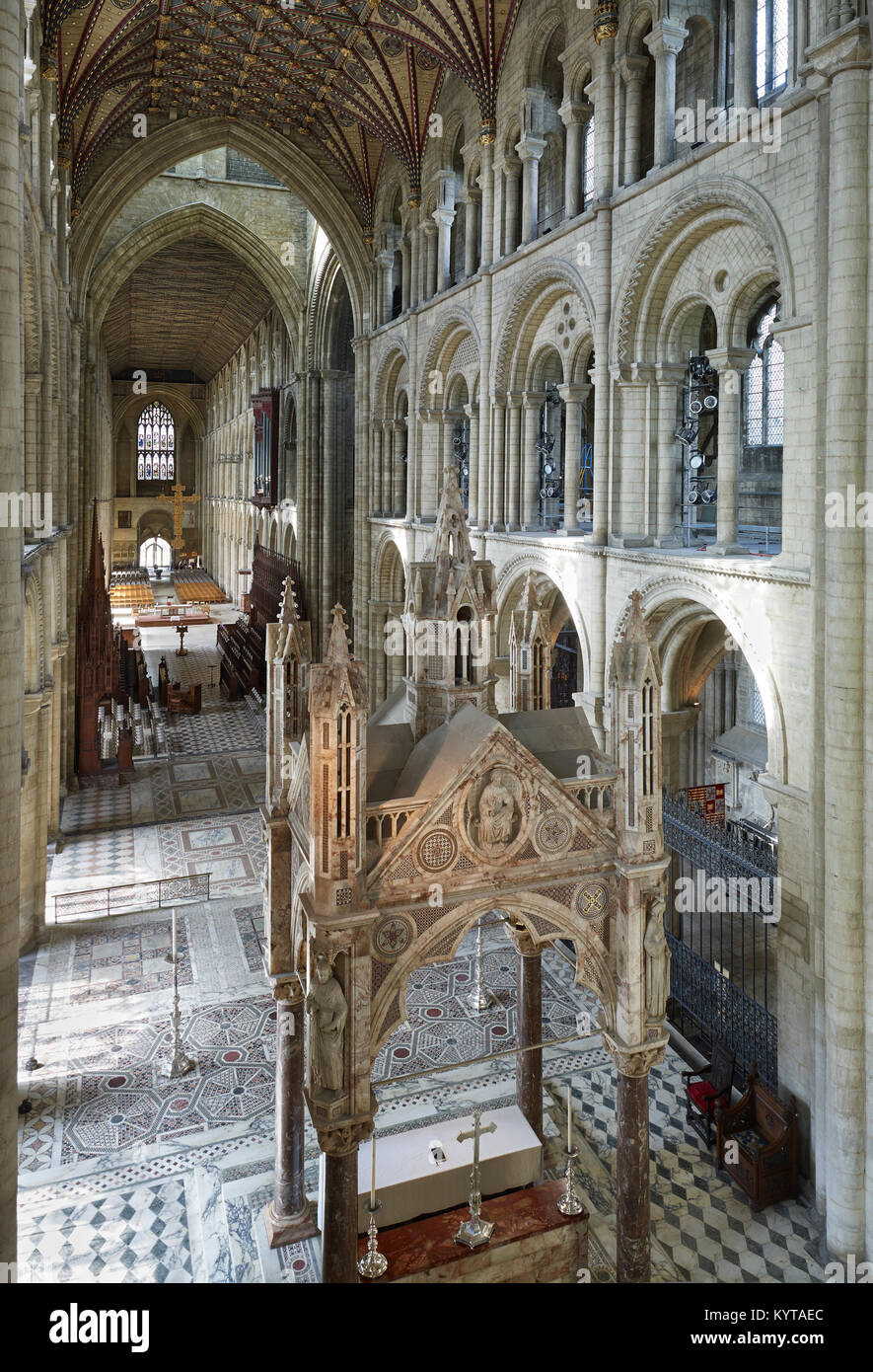 Peterborough Cathedral elevato livello triforium vista dall'abside all'estremità est in primo piano è il ciborio nel presbiterio, guardando oltre il Foto Stock