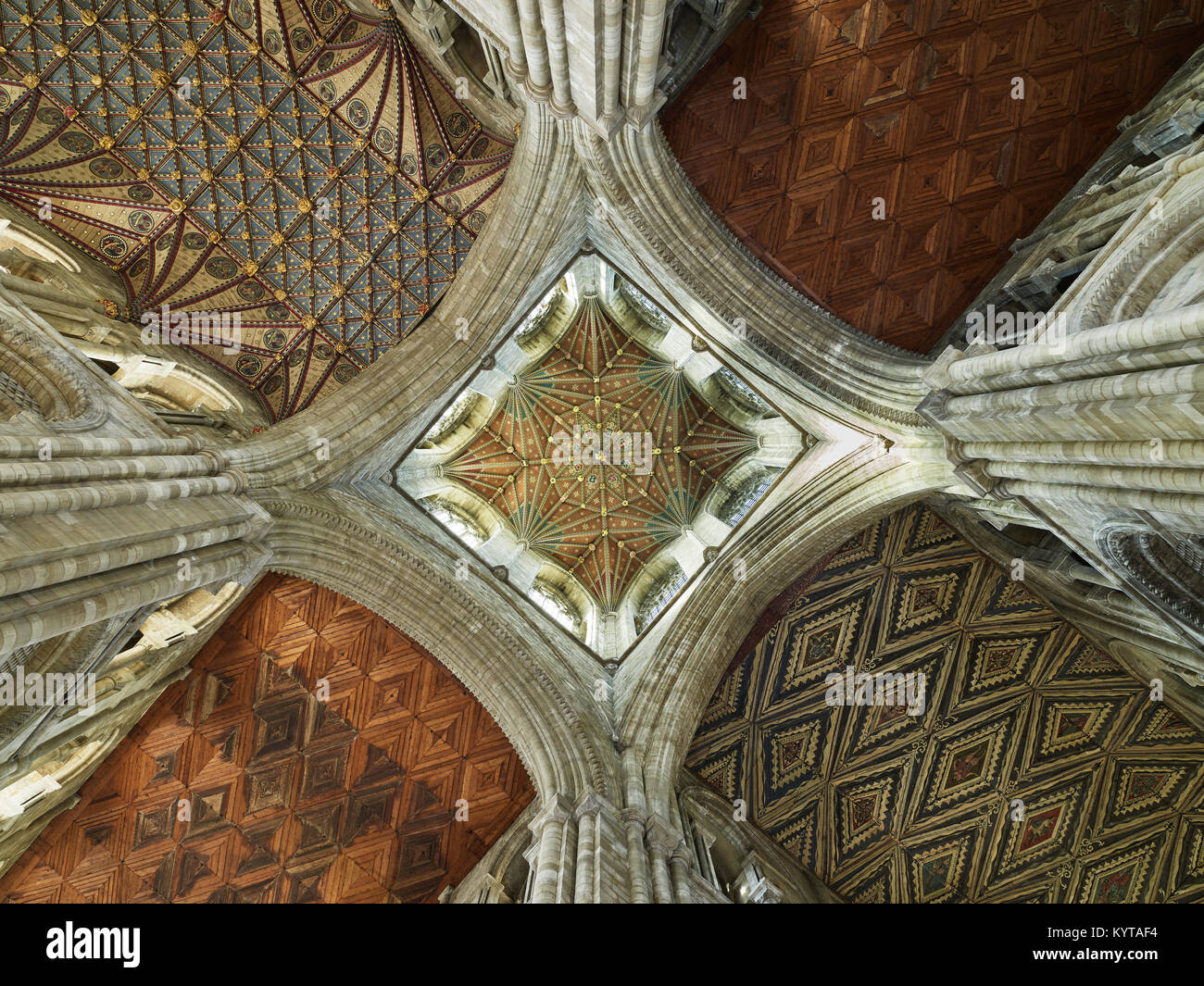 Peterborough Cathedral. Visualizzare fino all'incrocio e torre tracery di circa 1370. I due meno attraenti i soffitti in legno sono transetti, sulla destra è Foto Stock